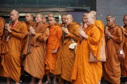 Pelepasan para biksu di kantor Kementerian Agama RI (Sumber gambar: kompas.com - Kristian Erdianto)