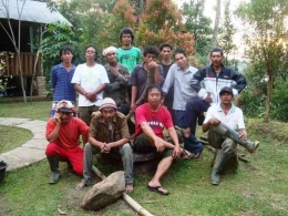 bersama petani dan warga dusun ( foto: wibhyanto/dokumen pribadi)