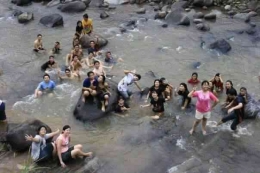 romboangan dari jakarta ciblon mandi di sungai di dusun itu (foto:wibhyanto/dokumen pribadi)