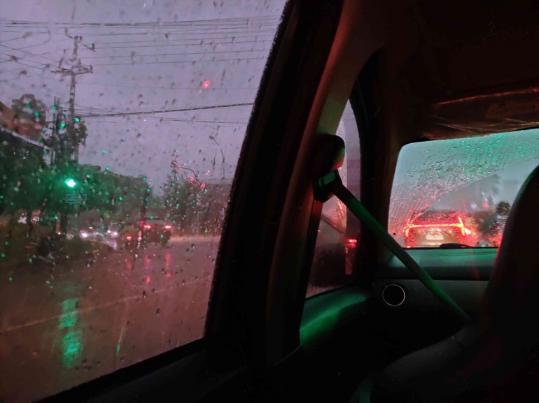 Suasana di dalam mobil ketika hujan (foto: dokpri)