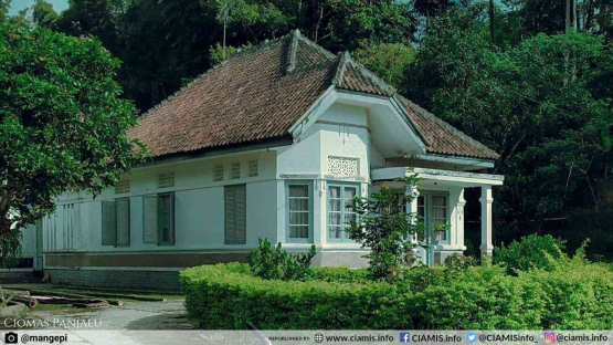 Rumah peninggalan Belanda, selalu memiliki jendela dan pintu yang lebar. (foto: ciamis.info)