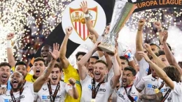 Sevilla tampil sebagai juara Europa League 2022/2023. Foto: John Sibley/Reuters