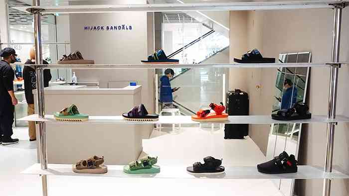 Gambar 2. Store Hijack Sandal's di Tokyo (Sumber: jeurnals.com)