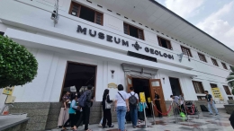 Pengunjung antri masuk ke Museum Geologi Bandung (20/5) | Foto : Dokpri MomAbel