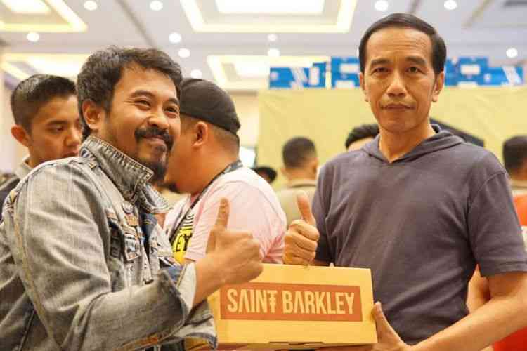 Gambar 3. Presiden RI Joko Widodo mendukung sepatu brand lokal Saint Barkley (Sumber: lifestyle.kompas.com)