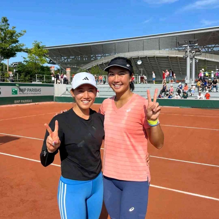Miyu Kato dan Aldila Sutjiadi di lapangan Roland Garros/ foto dokumentasi Indrianto Sutjiadi 
