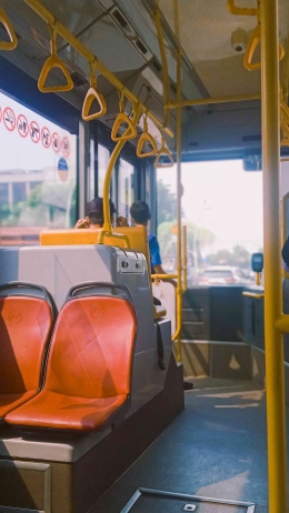 Bapak menikmati naik Busway (Dokumentasi Pribadi)