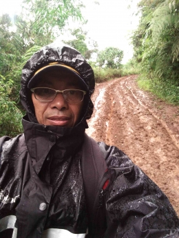 Sulit melewati jalan setapak ketika musim hujan (doc. Rasna)