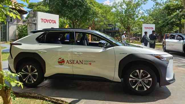 Salah satu jenis mobil listrik merk Toyota yang dipakai di KTT ASEAN 2023 (Sumber : CNN Indonesia)