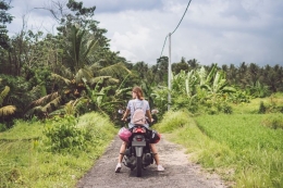 Ilustrasi wisatawan mengendarai motor di Bali. (Dok. Shutterstock/Artem Beliaikin via kompas.com)