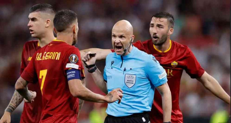 Anthony Taylor di tengah kepungan pemain AS Roma. Sumber: Getty Images