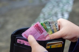 Ilustrasi uang di dompet. Sumber: Pexels/Ahsanjaya via kompas.com