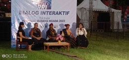 Dialog Interkatif, dari kanan ; Pascalia M. D.  Moi,Tokoh adat Libunio,Kadis P dan K Kab.Ngada,Jurnalis RRI (Sumber: Dokpri)