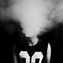 Ilustrasi perokok mengepulkan asapnya | Sumber: pexels/noridah yazid