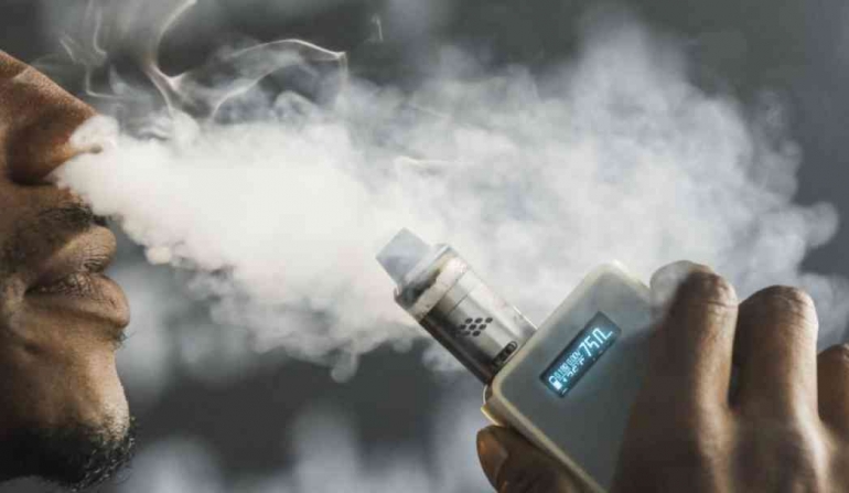 Rokok Elektrik Semakin Populer, Apa Penyebabnya? | Reuters