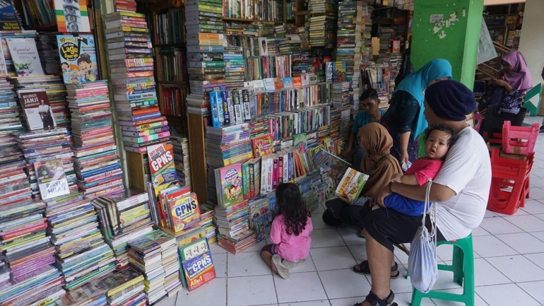 Suasana pasar buku tradisional di Shopping Centre, Yogyakarta, Rabu (27/11/2019). Pasar itu dikenal dengan buku-buku bajakannya. (Foto: KOMPAS/NINO CITRA ANUGRAHANTO)