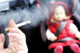 Ilustrasi merokok dekat bayi | dok. www.birminghammail.co.uk, dimuat kompas.com