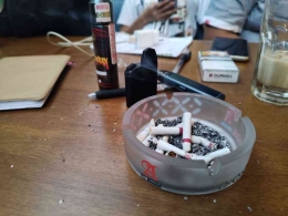 Vape dan rokok konvensional yang telah dihisap oleh remaja yang nongkrong di cafe di kawasan Kemang, JakSel. (KOMPAS/AGUSTINUS YOGA PRIMANTORO)