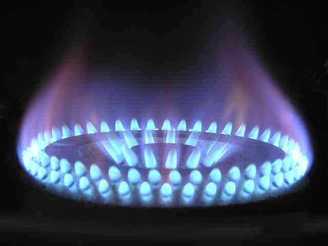 https://pixabay.com/id/photos/api-gas-gas-api-biru-panas-cincin-580342/Input sumber gambar