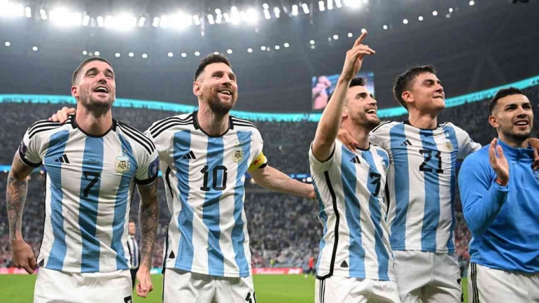 Sumber : https://www.espn.co.uk/football/story/_/id/37634807/2022-world-cup-argentina-reach-final-france-morocco-wednesday-bets