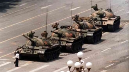 Seorang pria berusaha untuk menghentikan tank China, Beijing, 5 Juni 1989. Ia dikenal sebagai tankman di dunia. | Sumber: AP/usatoday.com/Jeff Widener