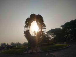 Membidik Matahari lewat Labirin Masa di perumahan Citraland Surabaya (foto dokpri)