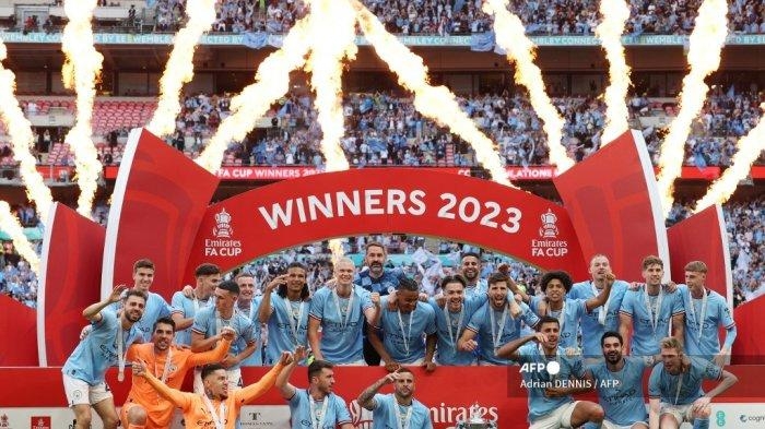 Para pemain Manchester City merayakan kemenangan di final Piala FA. (Adrian DENNIS/AFP via Tribunnews.com)