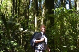 Terry dengan background vegetasi hutan Podocarpus di Te Apiti
