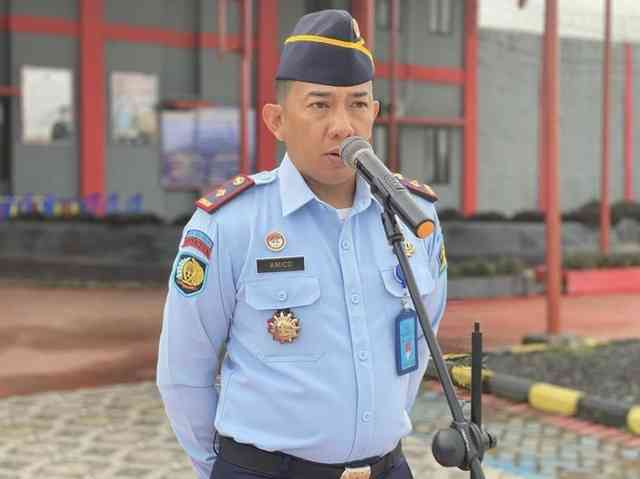 Kalapas Banjarbaru, Amico Balalembang memberikan pengarahan  saat memimpin apel pagi pegawai 