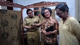 Bu Mutia Hatta (tengah) beserta Bu Halida Hatta disambut Pak Ahmad Asror (Kepala UPTD Museum Batik Pekalongan) (dok.pribadi)