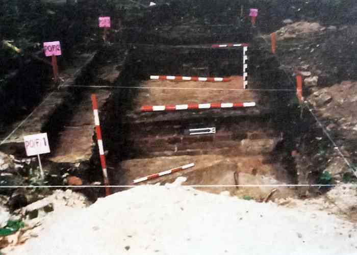 Kotak galian dengan temuan sudut pondasi/tembok luar sebelah Barat (Foto: Laporan Penggalian Pulau Onrust, 1985)