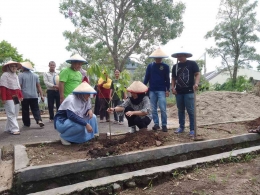 Menanam pohon atau tumbuhan  di lingkungan kompleks, dokpri