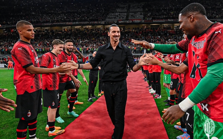 Momen perpisahan Zlatan Ibrahimovic dengan AC Milan. (Dok Twitter Ofisial AC Milan @acmilan)