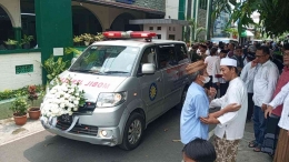 Ambulans mengantarkan jenazah ke TPU Penggilingan Layur, Jakarta Timur. Sumber: Dok. Penulis