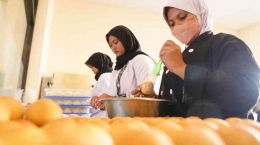 Siswi SMKN 6 Yogyakarta melakukan praktik pembuatan roti | vokasi.kemdikbud.go.id