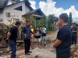 Kalapas Tahuna Suharno meninjau rumah pegawai Lapas Tahuna pasca kebakaran. Dokpri