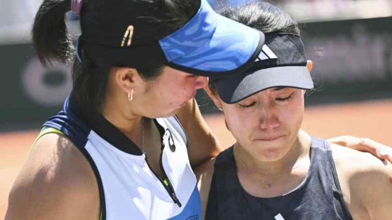 Miyu Kato menangis dihibur Aldila Sutjiadi sesaat setelah didiskualifikasi dari pertandingan ganda putri French Open/ foto: Eurosports.com