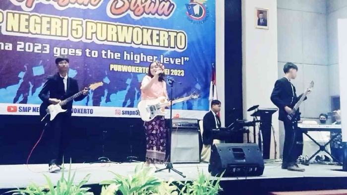 SPENMA BAnd tampil di acara perpisahan (dokpri)