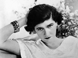 https://en.wikipedia.org/wiki/File:Coco_Chanel,_1920.jpg