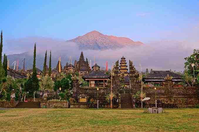 Pura Besakit Dengan Latar Gunung Agung | Sumber Situs Indonesia Travel