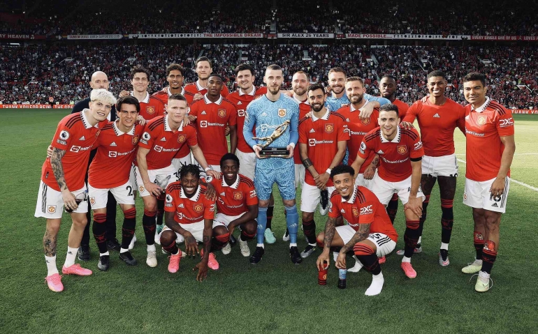 Para pemain Manchester United berfoto bersama dengan David de Gea yang membawa trofi Golden Glove Premier League 2022/23 (Gambar dari Twitter @ManUtd)