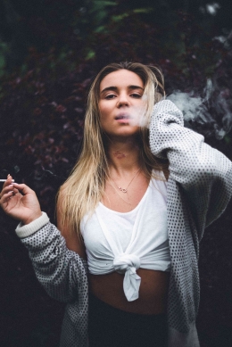 Wanita yang sedang menikmati asap rokok. Sumber Ilustasi: Pexels.com/Grzegorz 