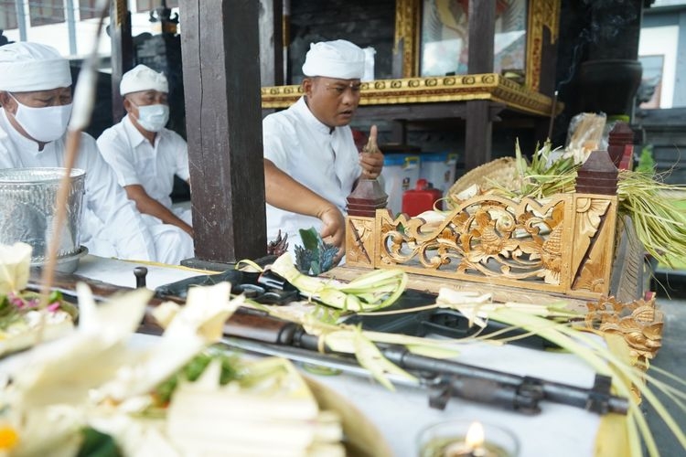 Ilustrasi masyarakat Bali merayakan Hari Raya Tumpek Landep. Sumber: Kompas.com