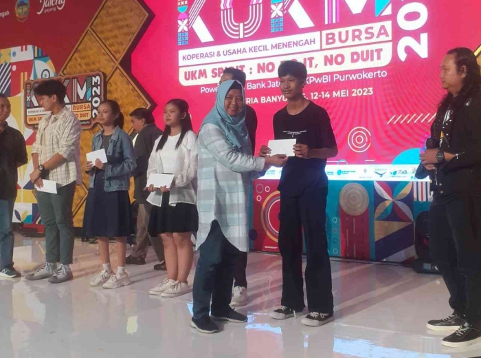 SPENMA BAnd menerima hadiah dari panitia (dokpri)