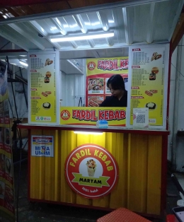 Nindi (20 tahun) petugas Fardil Kebab depan Indomaret Jln Joyoagung, Merjosari, Malang. Foto :Parlin Pakpahan