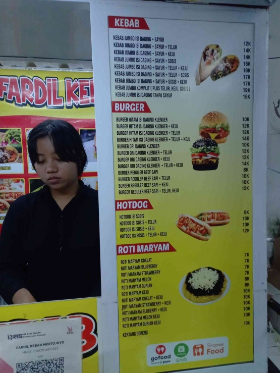 Nindi (20 tahun) dan menu Fardil Kebab, lapak depan Indomaret Jln Joyoagung, Merjosari, Malang. Foto : Parlin Pakpahan.