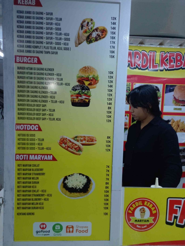 Nindi (20 tahun) dan menu Fardil Kebab, lapak depan Indomaret Jln Joyoagung, Merjosari, Malang. Foto : Parlin Pakpahan