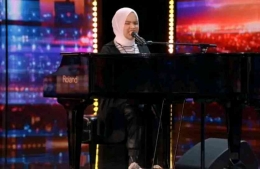 Performa memukau Putri Ariani bernyanyi sambil main piano/ sumber: America's Got Talent 