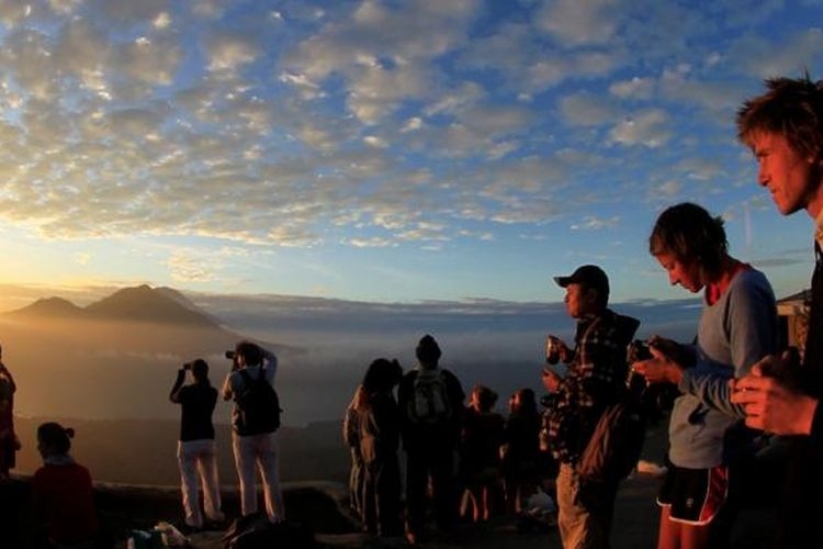 Wisatawan menikmati matahari terbit dari kawah I Gunung Batur di Kecamatan Kintamani, Bangli, Bali beberapa waktu lalu. (KOMPAS IMAGES/FIKRIA HIDAYAT)