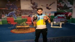 Bilal Ahmad Dar berpose dengan medali dan pialanya. | Sumber: Sportstar